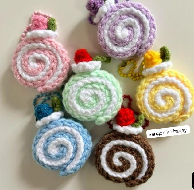 Crochet Swiss roll keychain(random colours)